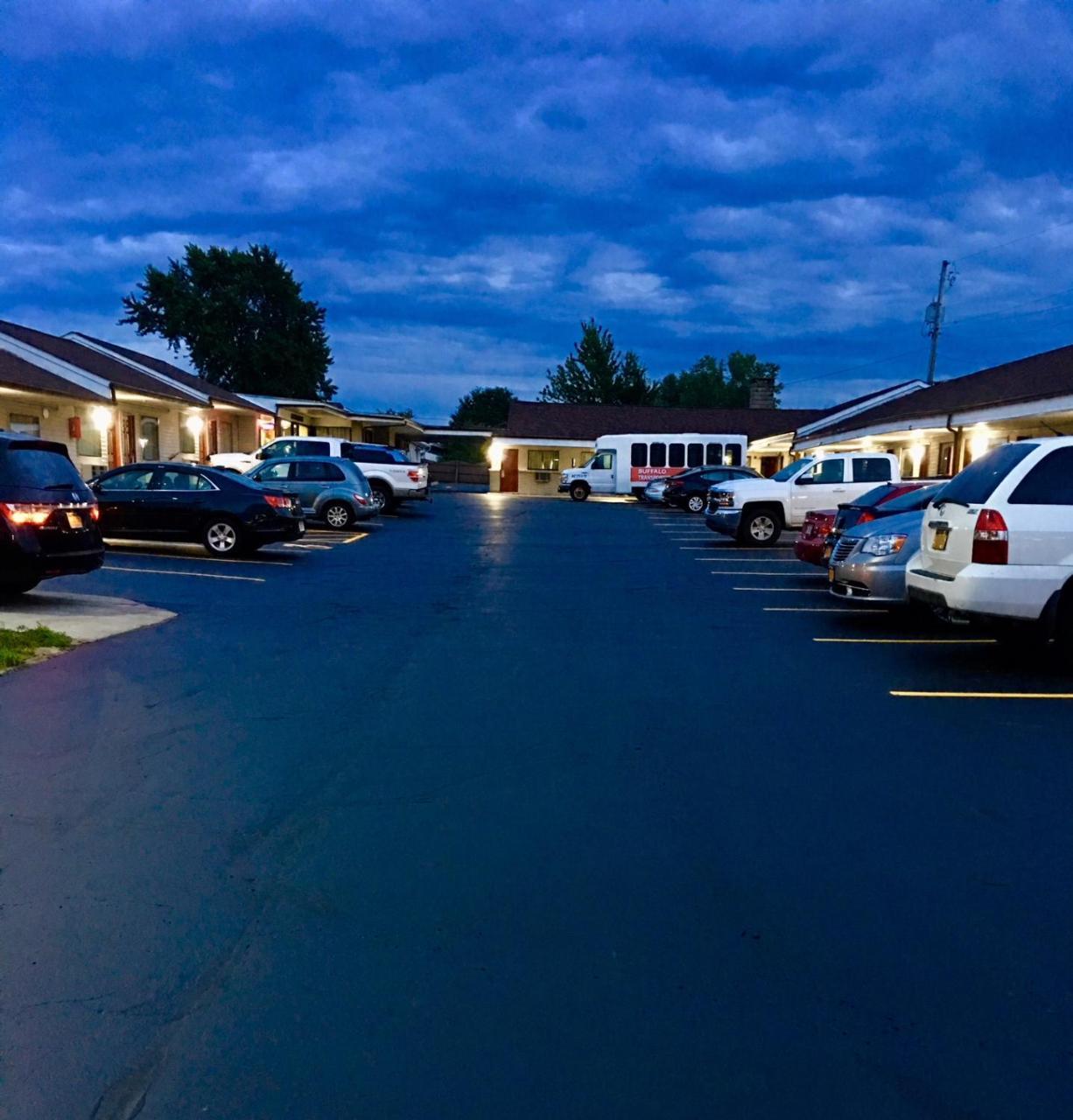 Budget Inn Williamsville Eksteriør billede