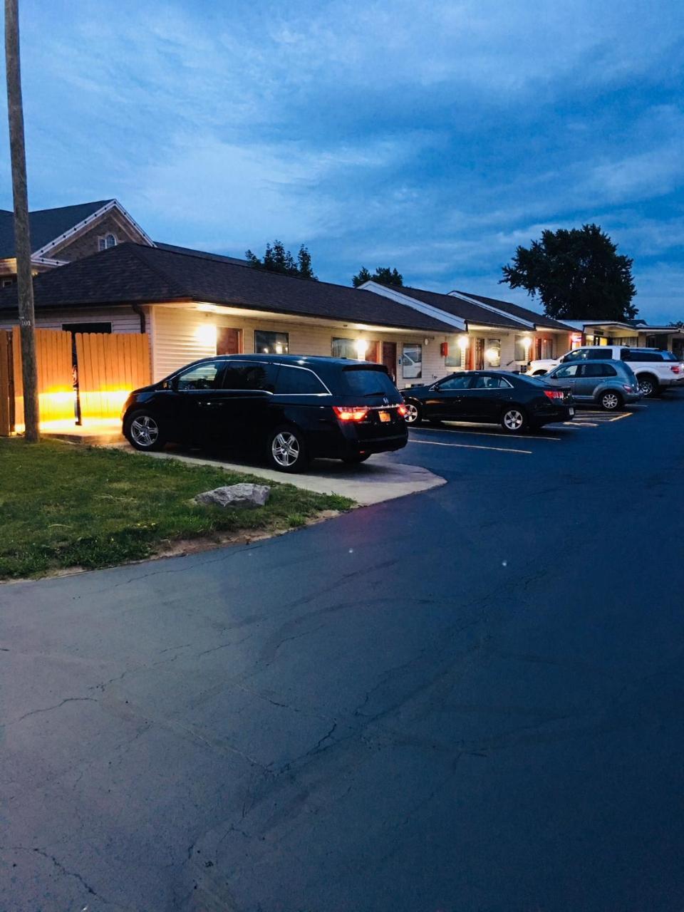 Budget Inn Williamsville Eksteriør billede