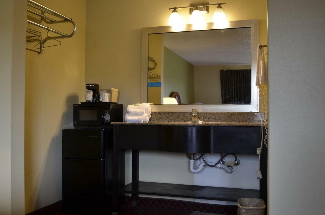 Budget Inn Williamsville Eksteriør billede